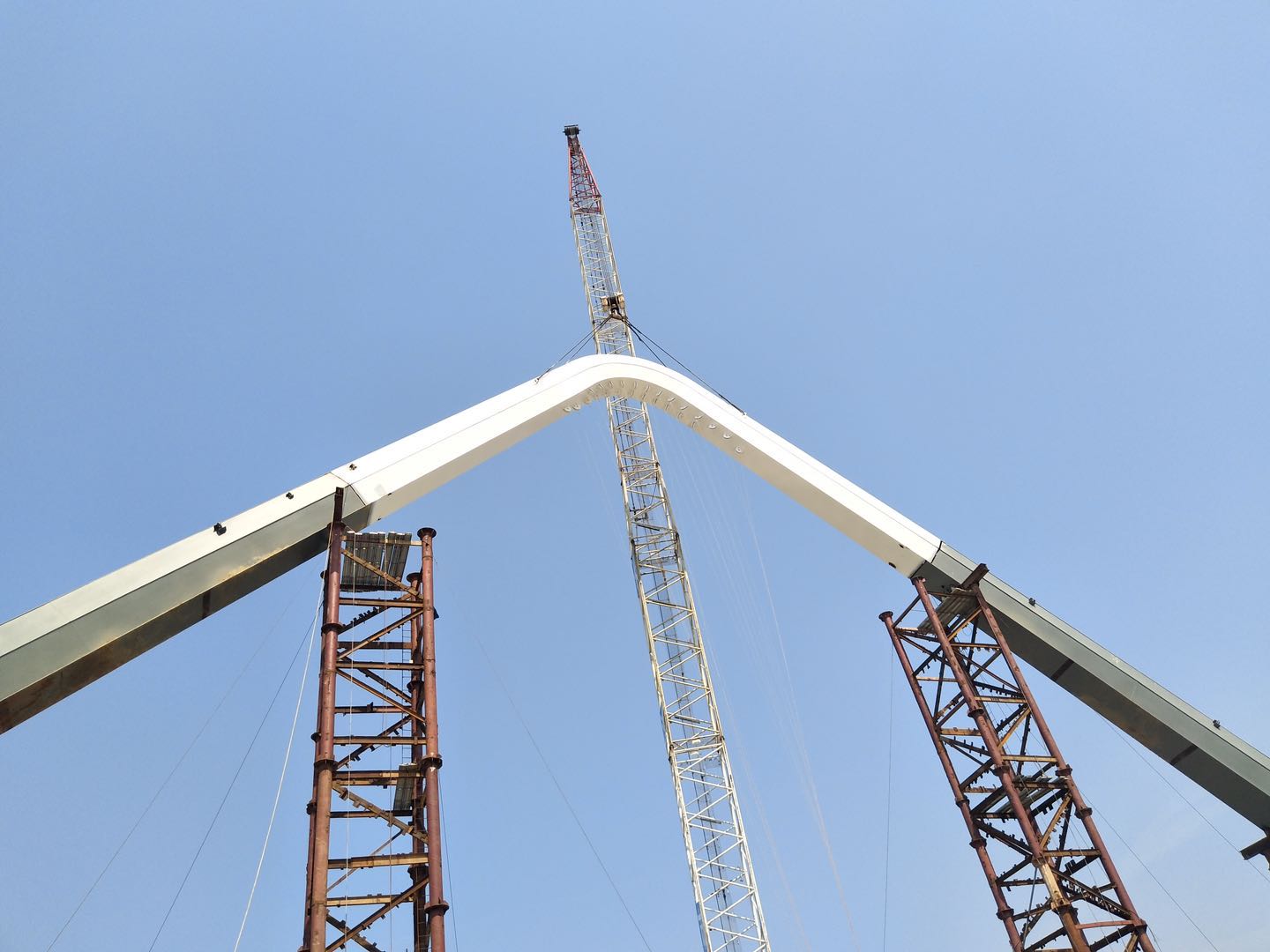 紫荊路跨龍王港河橋順利完成主拱合龍！